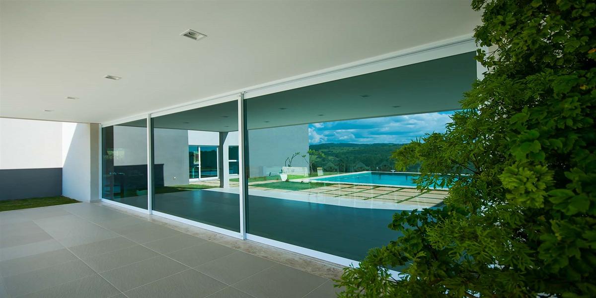 Porta de vidro — integração com piscina